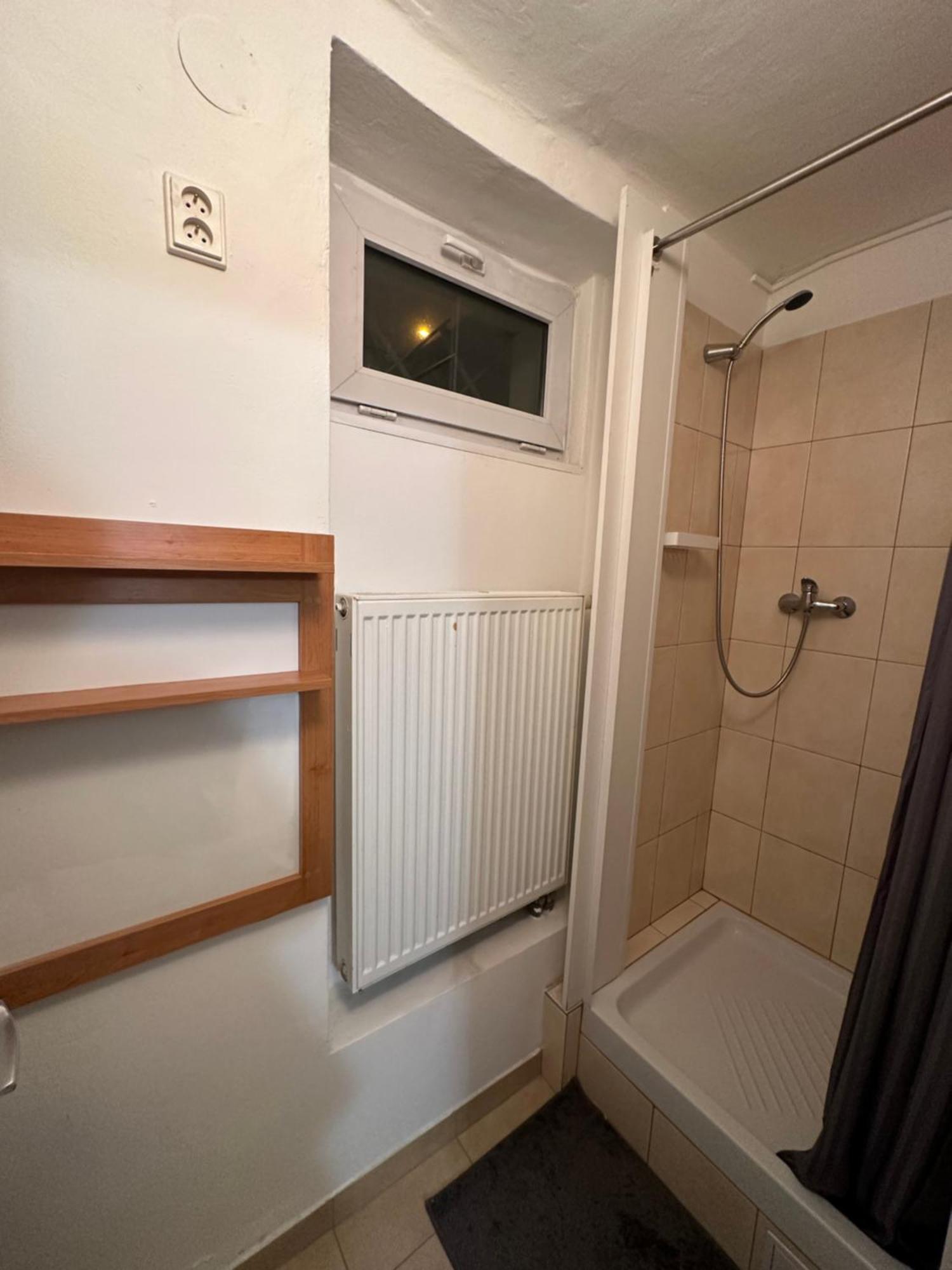 Bed & Breakfast Buddha's Clubhouse - Relax With Free Parking And Breakfast Prague